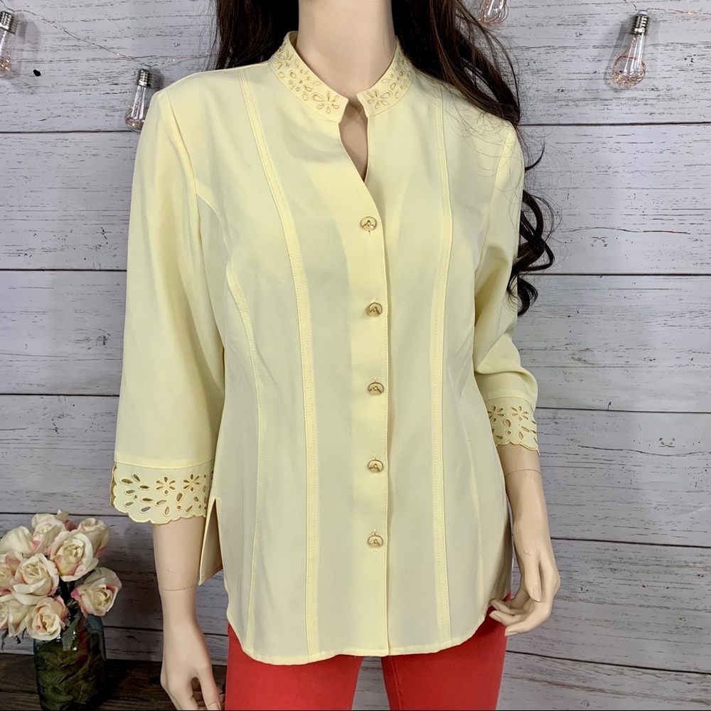 COVINGTON Pale Yellow Flower Cut-Out Top